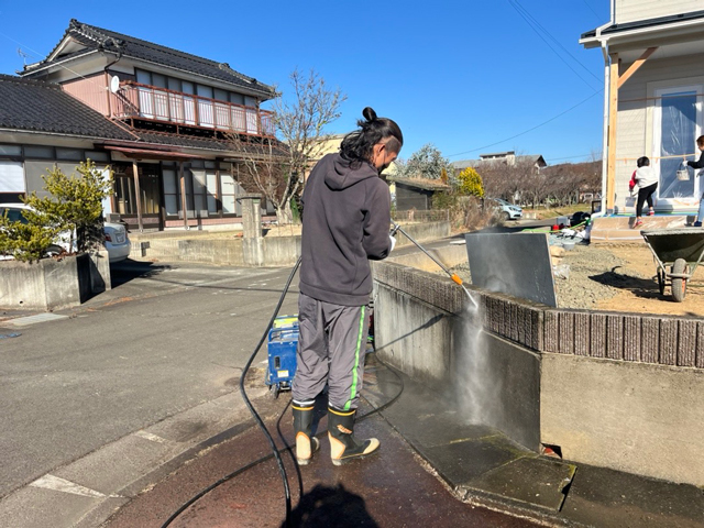 デッキ部柱塗装及び擁壁高圧洗浄作業