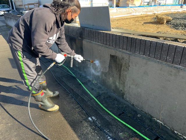 デッキ部柱塗装及び擁壁高圧洗浄作業